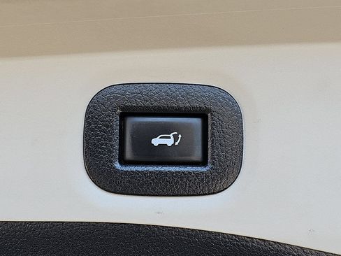 Used 2017 Nissan Rogue SV w/ SV Premium Package AWD/4WD image 16