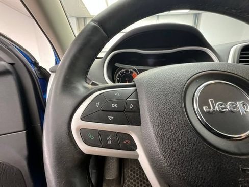 Used 2017 Jeep Cherokee Trailhawk AWD/4WD image 13