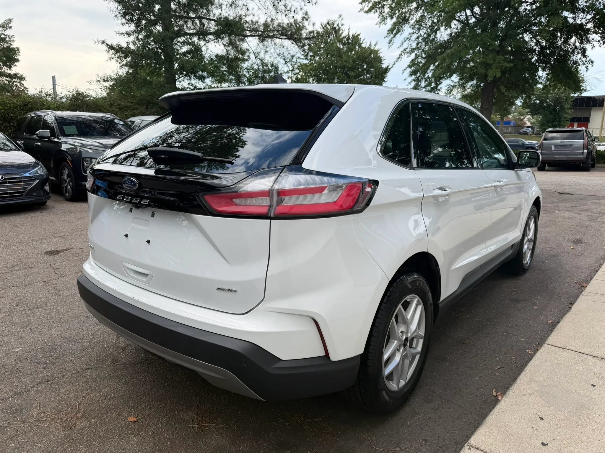 Used 2024 Ford Edge SEL AWD/4WD image 5