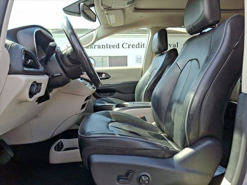 Used 2020 Chrysler Pacifica Limited FWD image 3