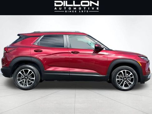 Used 2025 Chevrolet TrailBlazer LT AWD/4WD image 3