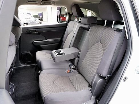 Used 2023 Toyota Highlander LE AWD/4WD image 24