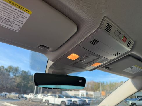 Used 2025 Volkswagen Jetta SE image 24