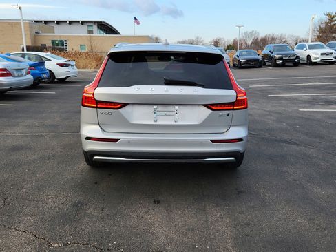 Used 2025 Volvo V60 B5 Cross Country Plus image 5