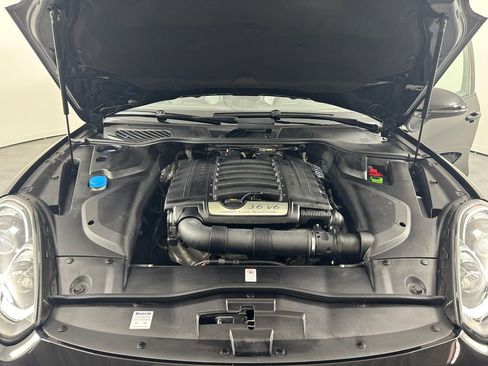 Used 2017 Porsche Cayenne Platinum Edition AWD/4WD image 30