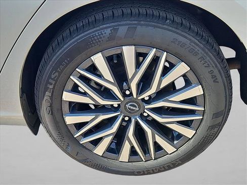 Used 2024 Nissan Altima 2.5 SV FWD image 14