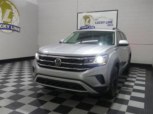 Used 2022 Volkswagen Atlas SE w/ Panoramic Sunroof Package FWD image 4