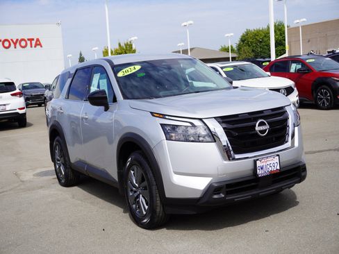 Used 2024 Nissan Pathfinder S FWD image 1