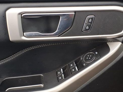 Used 2022 Ford Explorer XLT image 17