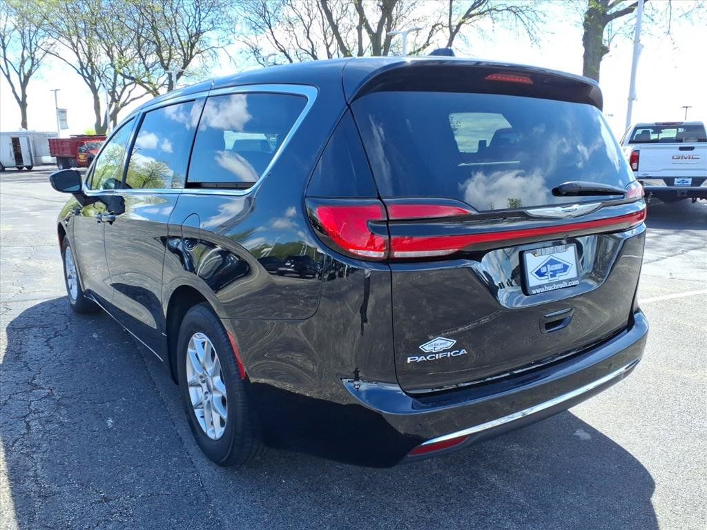 Used 2024 Chrysler Pacifica Touring-L FWD image 5
