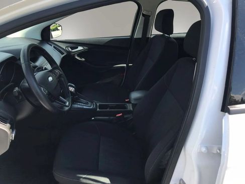 Used 2018 Ford Focus SE w/ SE Appearance Package FWD image 14