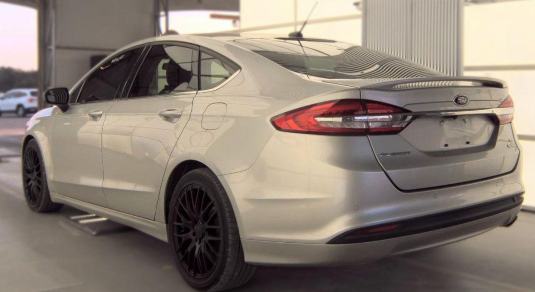 Used 2018 Ford Fusion SE w/ Equipment Group 201A FWD image 4