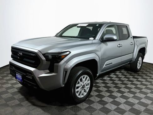 Certified 2025 Toyota Tacoma SR5 AWD/4WD image 3