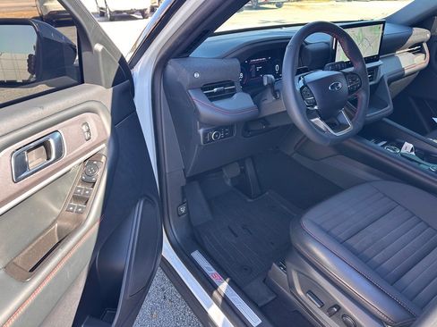 Certified 2025 Ford Explorer ST-Line image 9