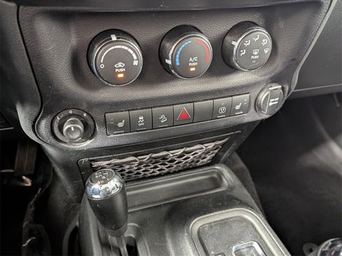 Used 2018 Jeep Wrangler Unlimited Sahara image 18