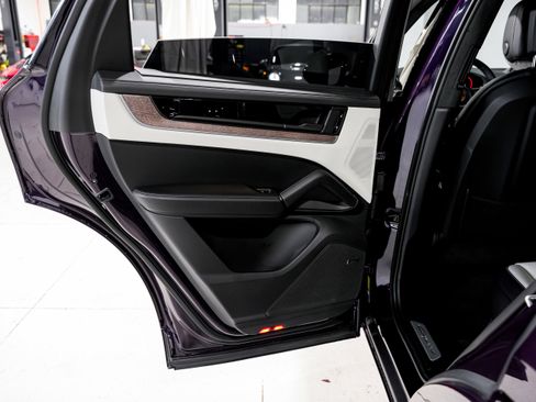 Used 2024 Porsche Cayenne S image 37