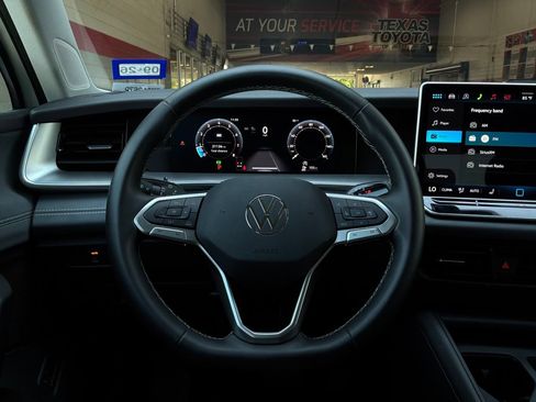 Used 2026 Volkswagen Tiguan SE FWD image 34