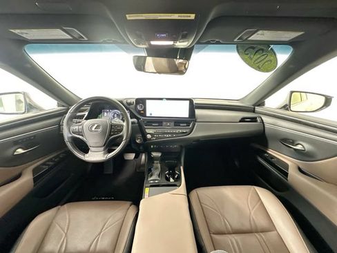 Used 2025 Lexus ES 300h w/ Technology Package FWD image 3