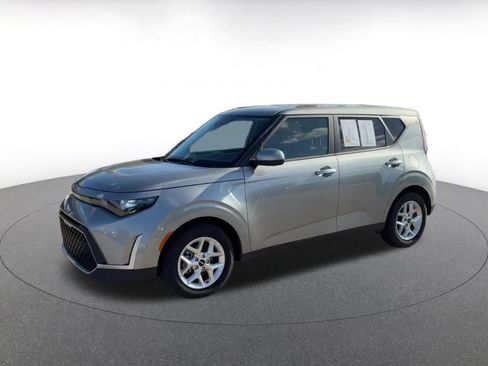 Used 2025 Kia Soul LX w/ LX Technology Package FWD image 6