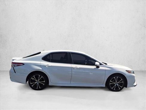 Used 2020 Toyota Camry SE w/ Carpet Mat Package FWD image 4