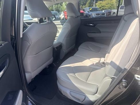 Used 2021 Toyota Highlander XLE FWD image 6