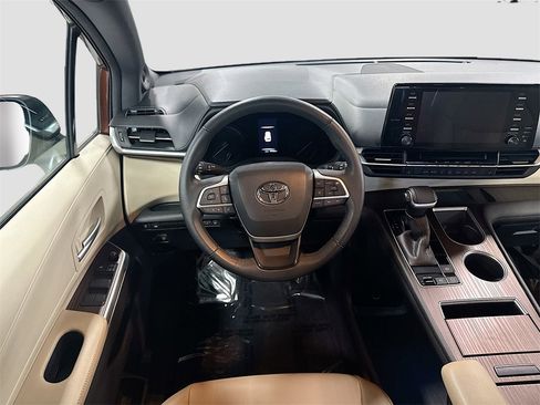 Used 2021 Toyota Sienna XLE image 22