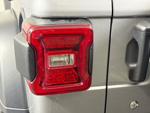 Used 2018 Jeep Wrangler Unlimited Sport S image 36