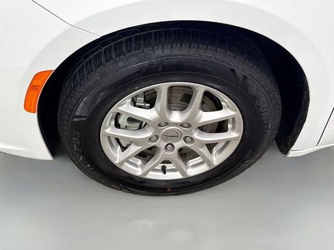 Used 2024 Chrysler Pacifica Touring-L FWD image 30