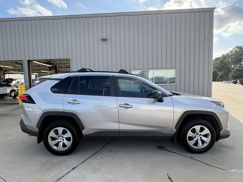 Used 2019 Toyota RAV4 LE w/ Carpet Mat Package FWD image 9