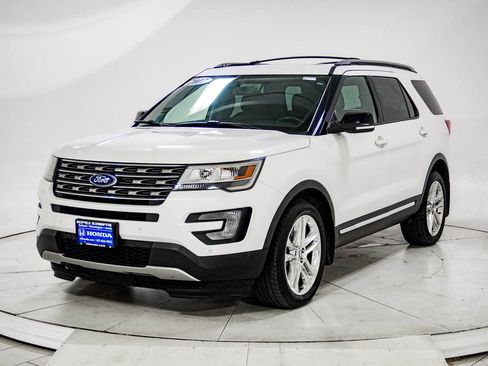 Used 2017 Ford Explorer XLT w/ Equipment Group 202A AWD/4WD image 2