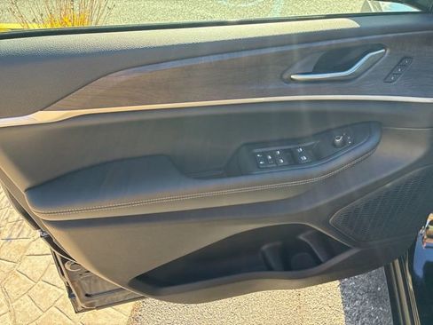 New 2025 Jeep Grand Cherokee Limited w/ Black Appearance Package AWD/4WD image 13