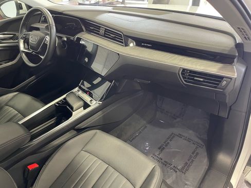 Used 2023 Audi e-tron Premium Plus w/ Premium Plus Package AWD/4WD image 40