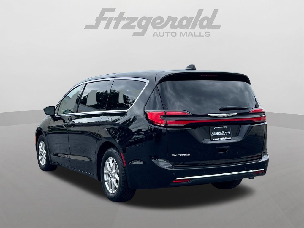 Used 2024 Chrysler Pacifica Touring-L FWD image 9