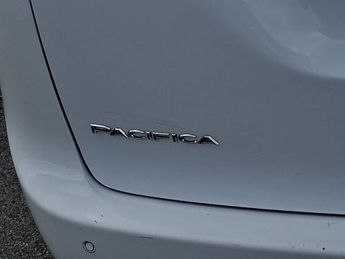 Used 2023 Chrysler Pacifica Limited FWD image 28