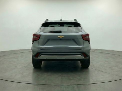 Used 2025 Chevrolet Trax LT FWD image 7