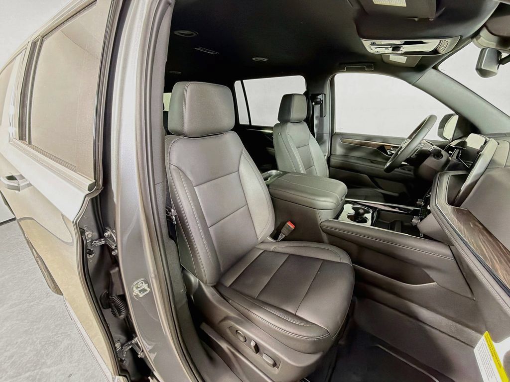 New 2026 Chevrolet Suburban LT w/ Comfort Package AWD/4WD image 25
