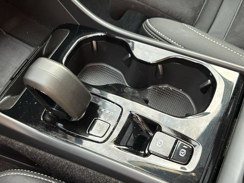 Certified 2025 Volvo XC40 B5 Plus AWD/4WD image 22