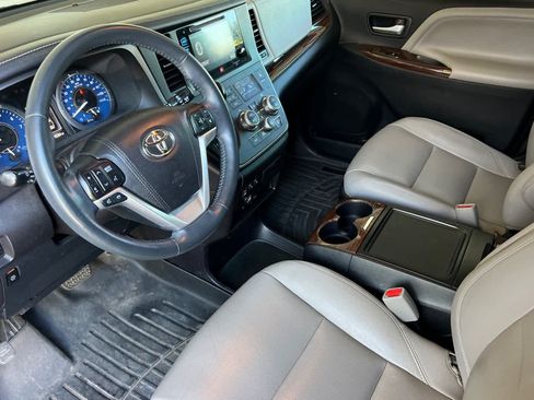 Used 2017 Toyota Sienna Limited Premium FWD image 9