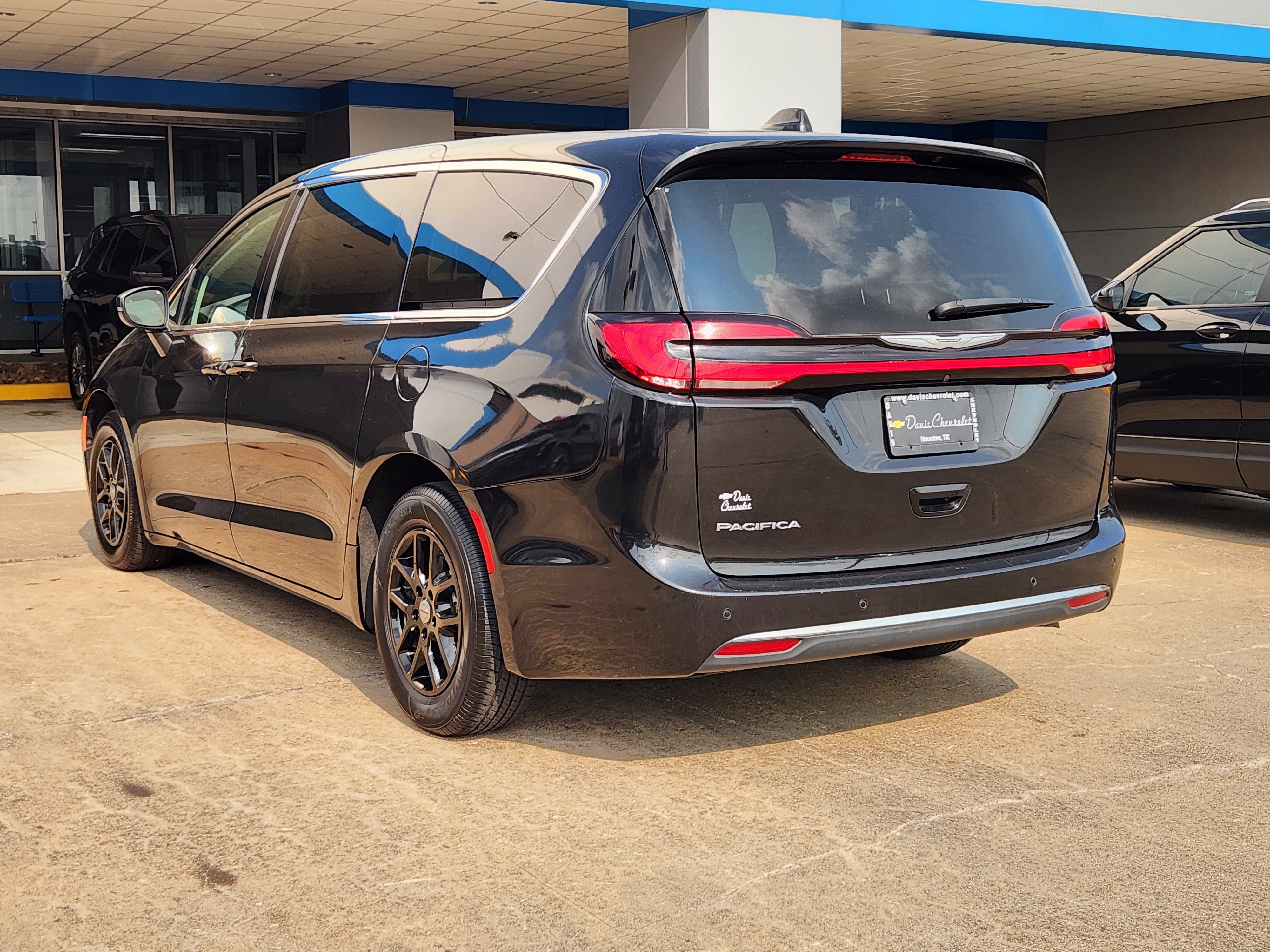 Used 2023 Chrysler Pacifica Touring-L FWD image 8
