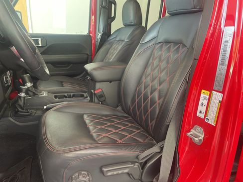 Used 2019 Jeep Wrangler Unlimited Sahara w/ Uconnect 4C Nav & Sound Group AWD/4WD image 9