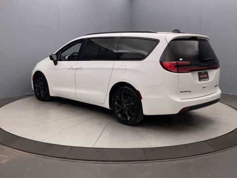 Used 2025 Chrysler Pacifica Limited FWD image 3