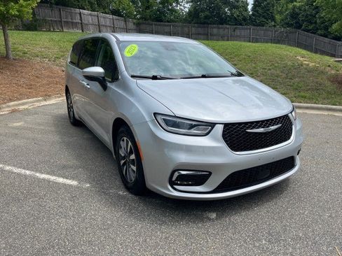 Used 2023 Chrysler Pacifica Touring-L FWD image 1
