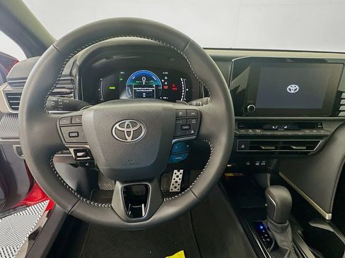 Used 2025 Toyota Camry SE image 11