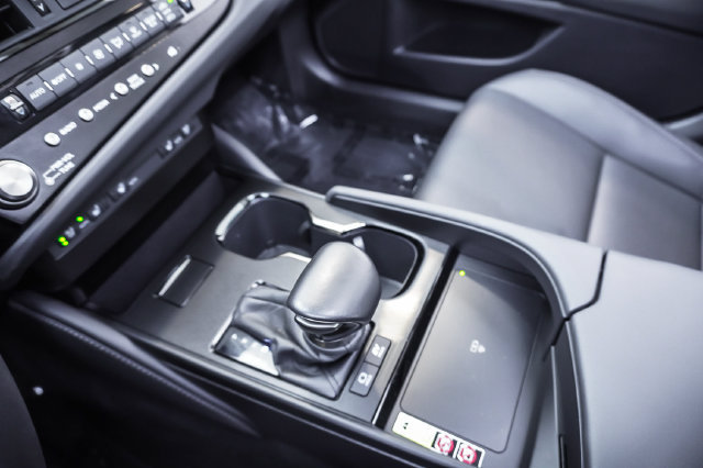 Certified 2025 Lexus ES 300h w/ Premium Package FWD image 17