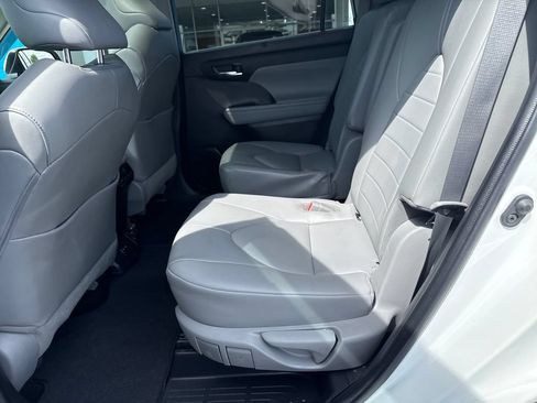 Used 2022 Toyota Highlander XLE FWD image 28