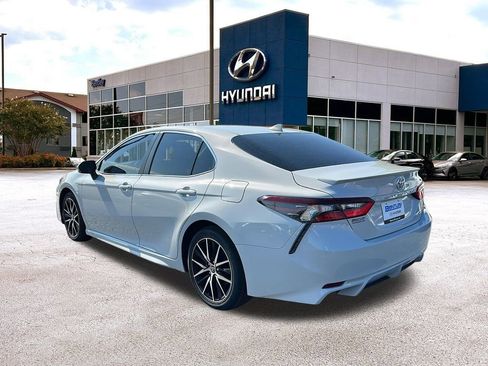 Used 2023 Toyota Camry SE image 3