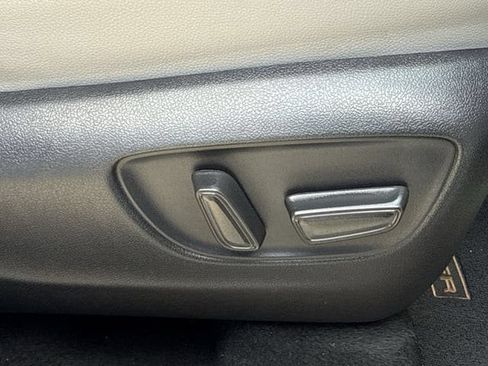 Used 2023 Toyota Highlander Bronze Edition FWD image 32
