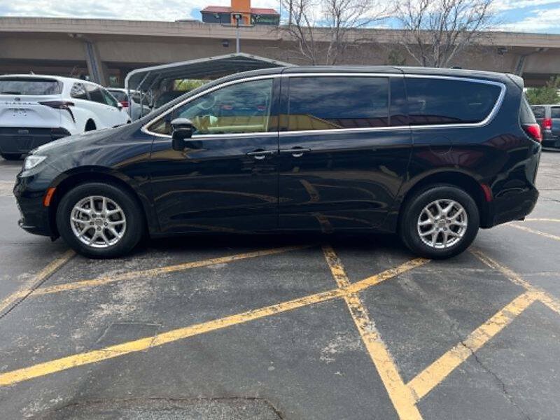 Used 2024 Chrysler Pacifica Touring-L FWD image 5