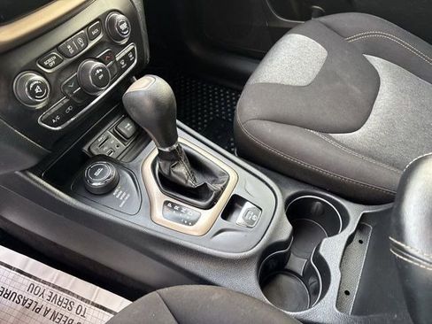 Used 2018 Jeep Cherokee Latitude w/ Cold Weather Group image 25