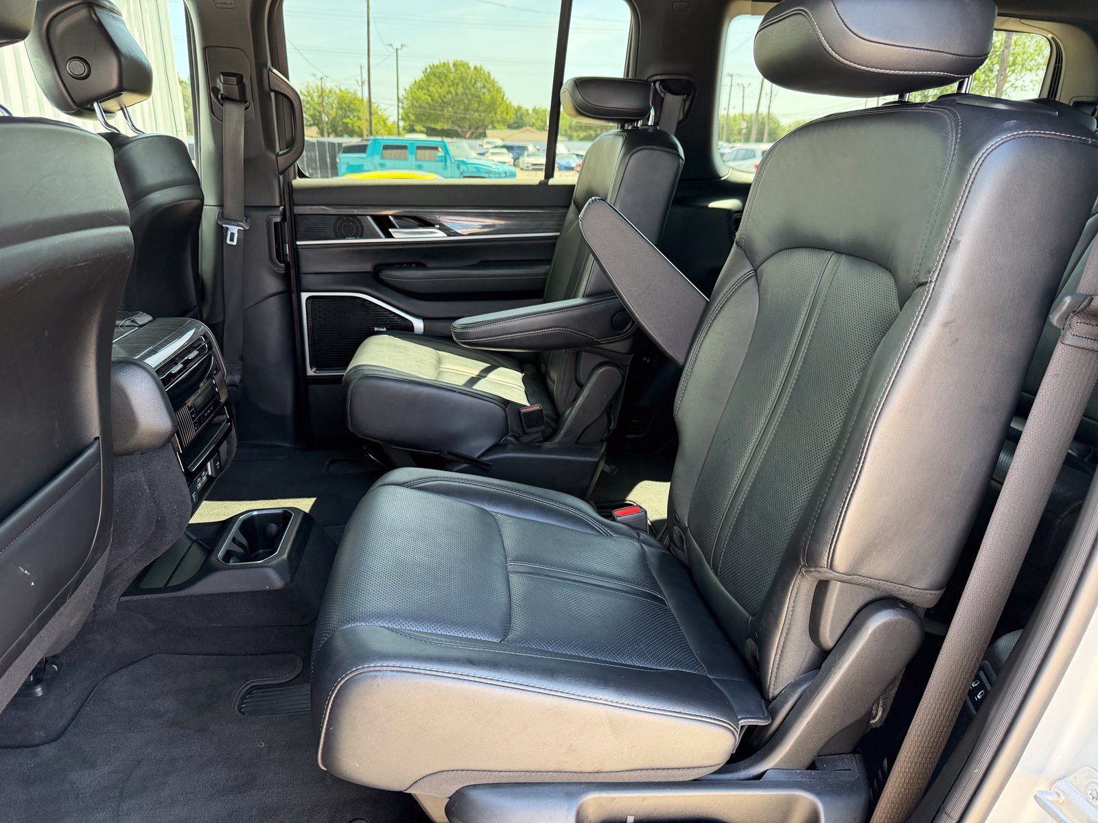 Used 2022 Jeep Wagoneer Series III w/ Premium Group I AWD/4WD image 23